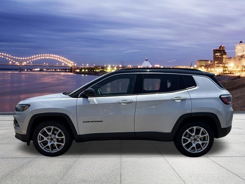 Used 2025 Jeep Compass Limited AWD/4WD image 2