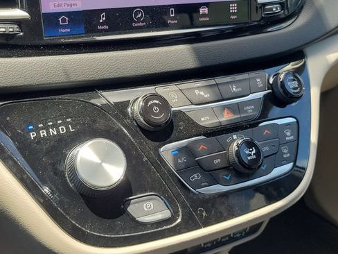 Used 2023 Chrysler Pacifica Touring-L FWD image 27