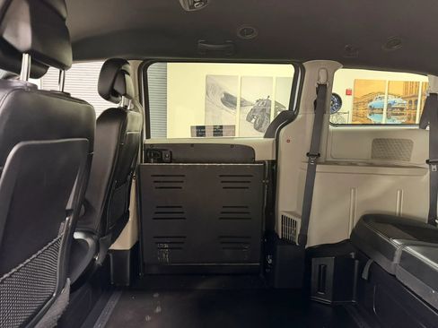 Used 2019 Dodge Grand Caravan SXT image 25