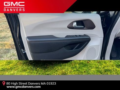 Used 2018 Chrysler Pacifica Touring-L image 9