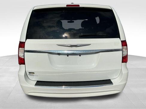 Used 2015 Chrysler Town & Country Touring FWD image 5