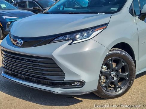 Used 2025 Toyota Sienna XLE Woodland Edition image 2