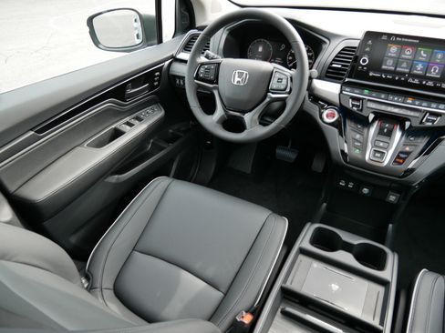 New 2026 Honda Odyssey Touring image 9