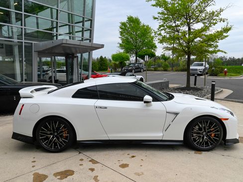 Used 2021 Nissan GT-R Premium AWD/4WD image 4