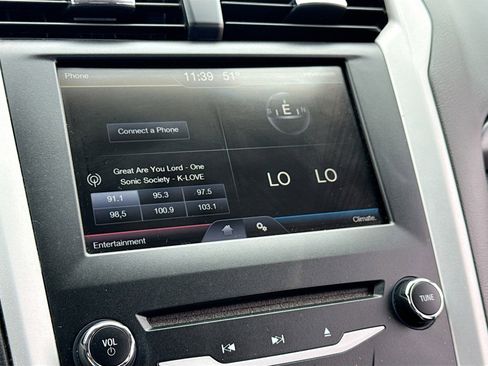 Used 2015 Ford Fusion SE image 9