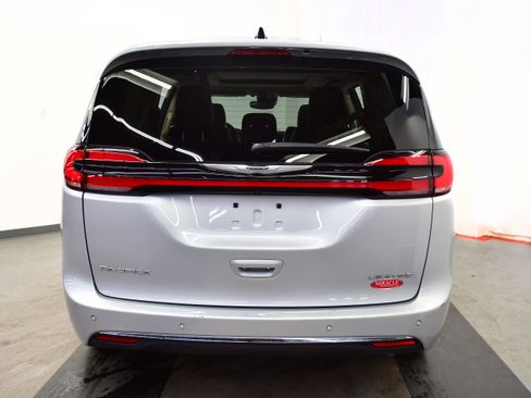 Used 2024 Chrysler Pacifica Limited image 8