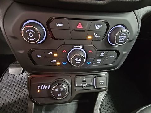 Used 2023 Jeep Renegade Trailhawk w/ Trailhawk Elite Group image 20