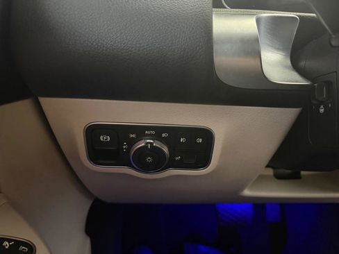 Used 2021 Mercedes-Benz GLB 250 4MATIC w/ Premium Package image 38