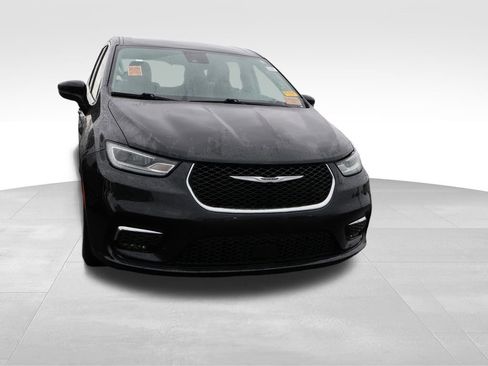 Used 2023 Chrysler Pacifica Touring-L FWD image 8