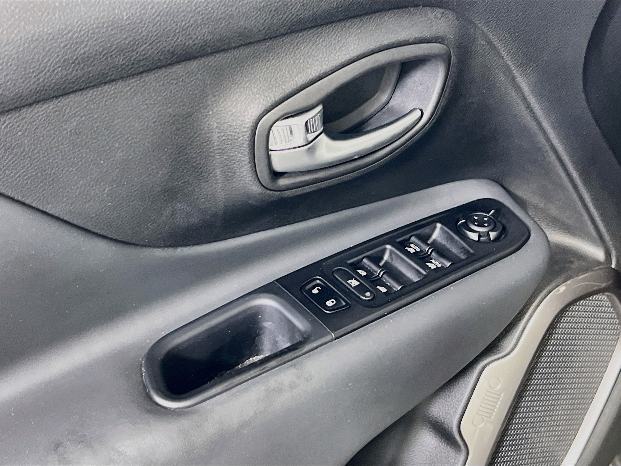 Used 2022 Jeep Renegade Latitude w/ Convenience Group AWD/4WD image 18
