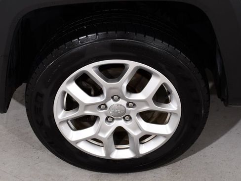 Used 2017 Jeep Renegade Latitude AWD/4WD image 25