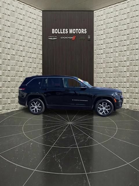 Certified 2025 Jeep Grand Cherokee Limited AWD/4WD image 3