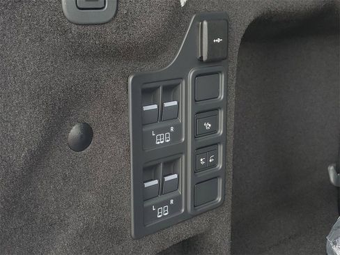 New 2025 Land Rover Discovery Dynamic SE image 39