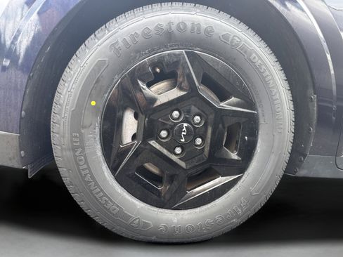 Used 2025 Kia Carnival FWD image 32