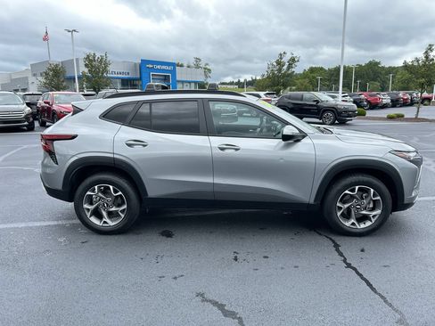 Used 2024 Chevrolet Trax LT w/ LT Convenience Package FWD image 8