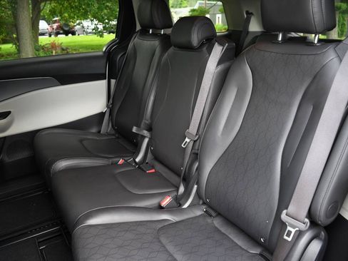Used 2024 Kia Carnival LX FWD image 20
