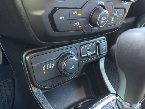 Used 2021 Jeep Renegade Latitude AWD/4WD image 20