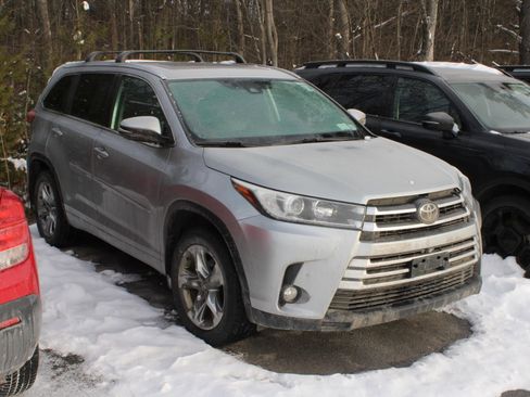 Used 2018 Toyota Highlander Limited Platinum image 3