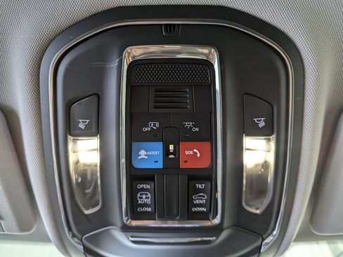 Used 2023 Jeep Grand Cherokee Laredo image 25