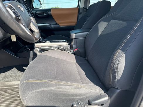 Used 2018 Toyota Tacoma SR5 RWD image 10
