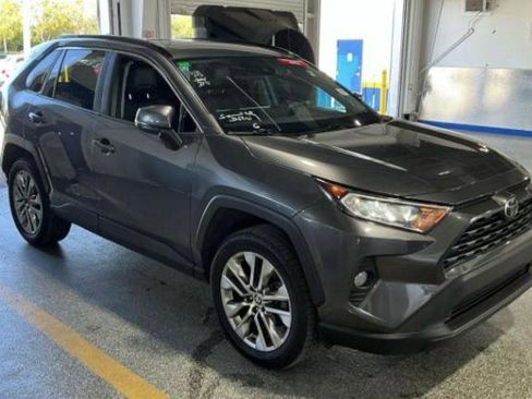 Used 2021 Toyota RAV4 XLE Premium image 3
