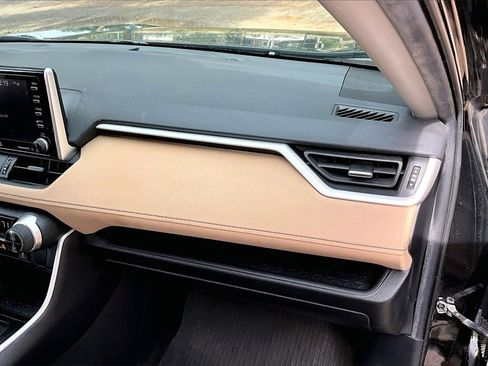 Used 2021 Toyota RAV4 XLE Premium image 23