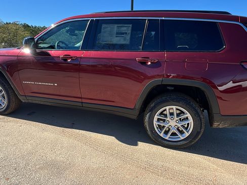 New 2026 Jeep Grand Cherokee L Laredo image 11