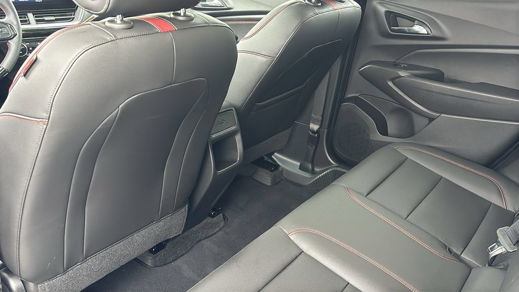 Used 2025 Chevrolet Trax RS w/ Sunroof Package FWD image 31