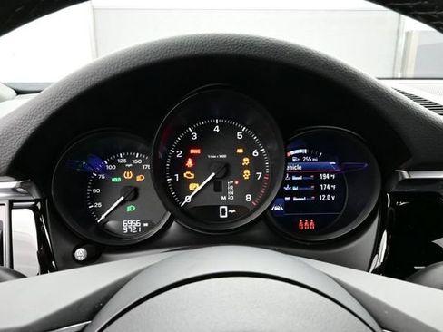 Certified 2025 Porsche Macan AWD/4WD image 9