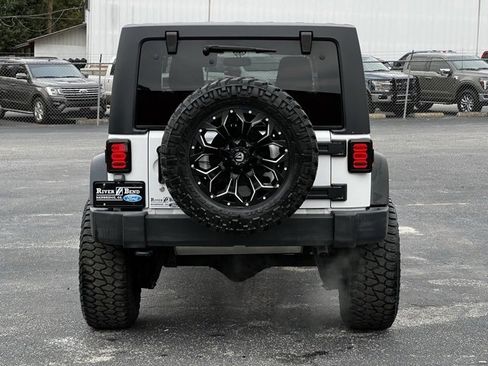 Used 2017 Jeep Wrangler Unlimited Sahara image 4