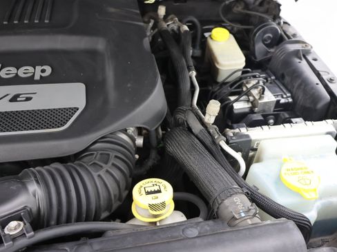 Used 2016 Jeep Wrangler Unlimited Sahara AWD/4WD image 15