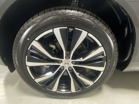 Certified 2025 Volvo XC60 B5 Plus image 5