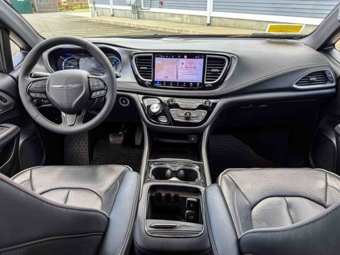 Used 2023 Chrysler Pacifica Limited w/ Uconnect Theater Family Group FWD image 17