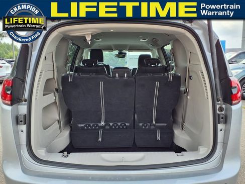 Used 2024 Chrysler Pacifica Touring-L FWD image 10