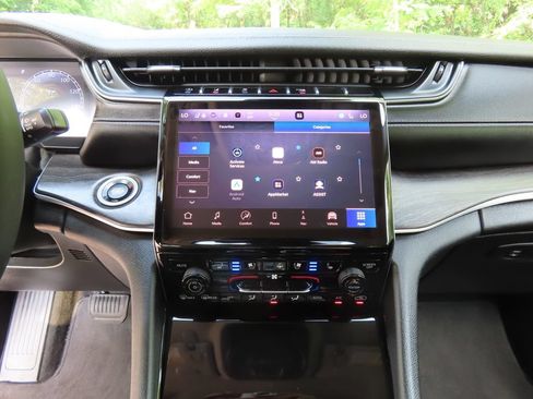 Certified 2023 Jeep Grand Cherokee Limited w/ Luxury Tech Group II AWD/4WD image 19