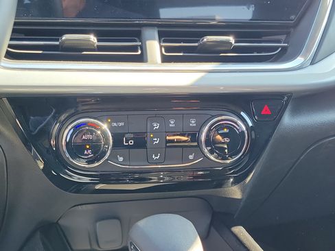 Used 2024 Chevrolet Trax LT w/ LT Convenience Package FWD image 27