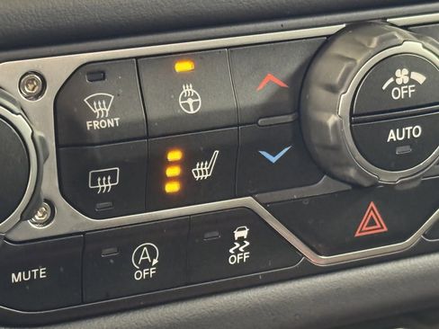 Used 2025 Jeep Wrangler Unlimited Rubicon image 36