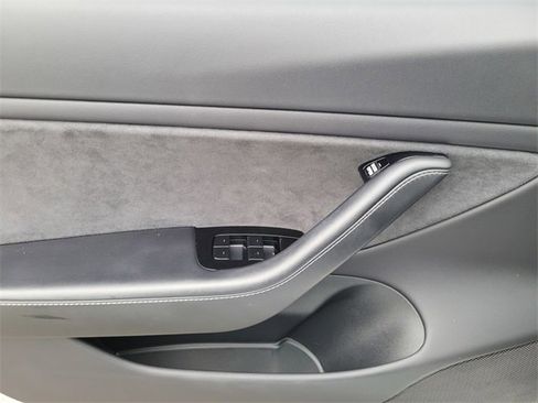Used 2018 Tesla Model 3 Long Range image 17