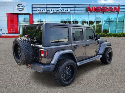 Used 2018 Jeep Wrangler Unlimited Sahara AWD/4WD image 2