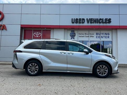 Used 2024 Toyota Sienna XLE FWD image 6