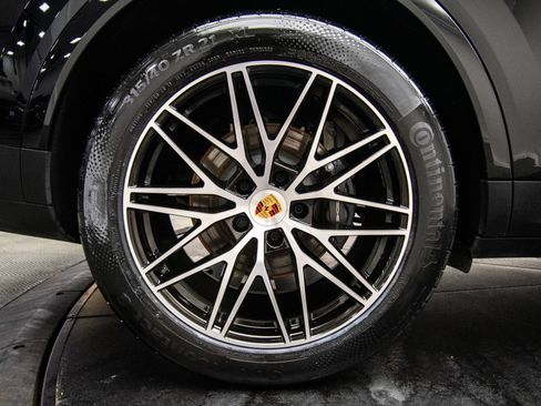 Used 2025 Porsche Cayenne AWD/4WD image 26