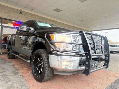 Used 2019 Nissan Titan SV w/ SV Convenience Package image 20