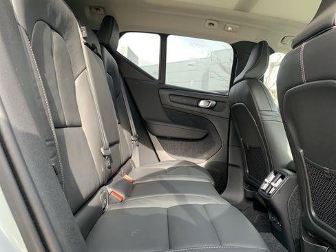 Used 2025 Volvo XC40 B5 Plus image 33