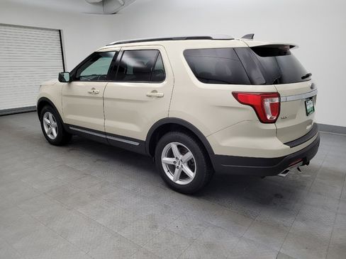 Used 2018 Ford Explorer XLT FWD image 3