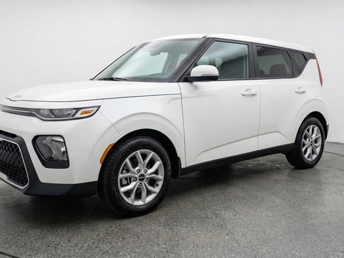 Used 2025 Kia Soul LX w/ LX Technology Package FWD image 3