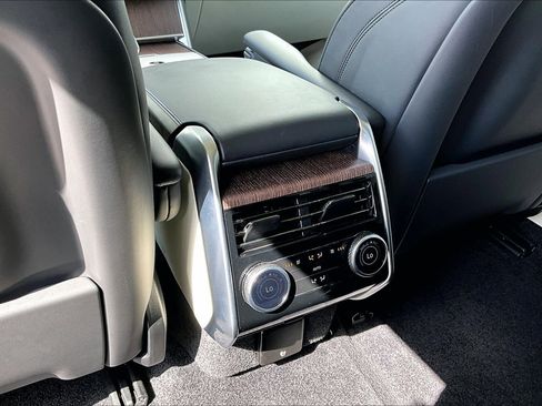 Used 2024 Land Rover Range Rover SE image 33
