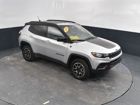 Used 2025 Jeep Compass Trailhawk image 43