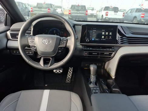 Used 2025 Toyota Camry SE image 13