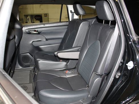 Used 2024 Toyota Highlander XLE AWD/4WD image 30