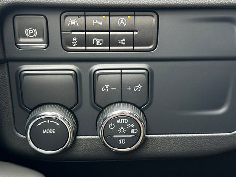 New 2025 Chevrolet Suburban Premier image 30